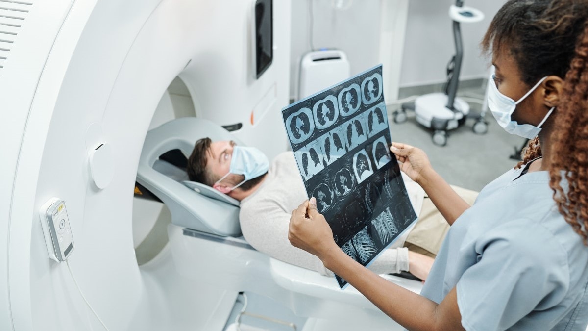 Foto de una persona recibiendo una tomografía computarizada de dosis baja