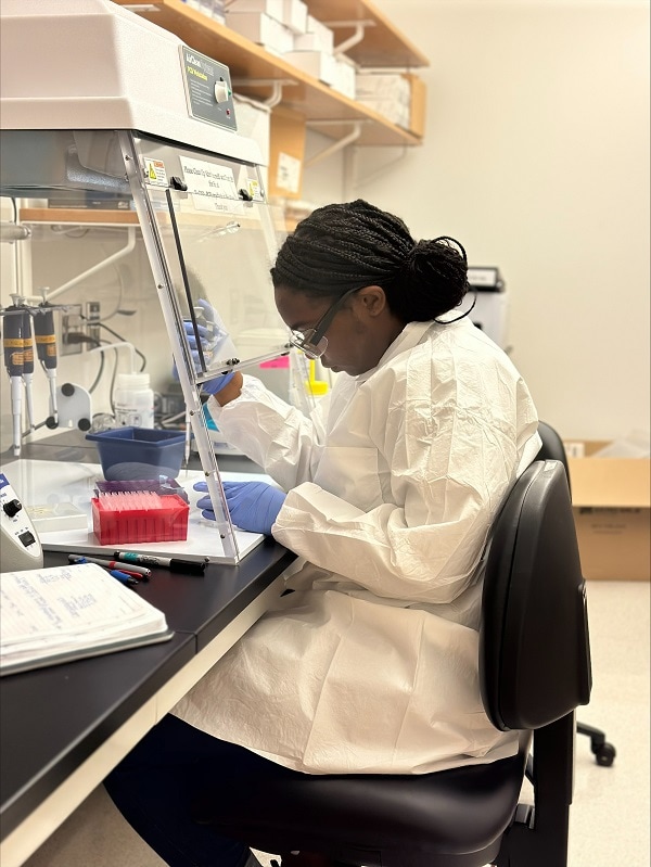 JeNiyah Scaife, currently a senior at Fayetteville State North Carolina, works in the lab during the PHEFA internship.