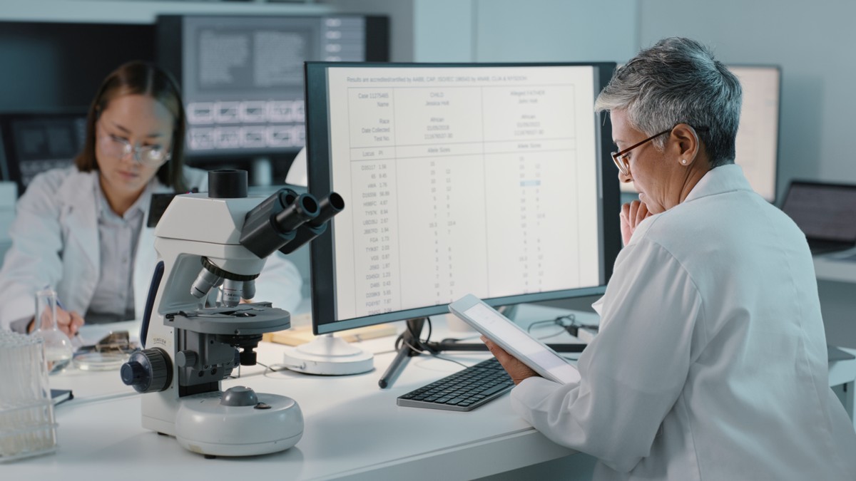 Two female researchers collaborate in a laboratory.