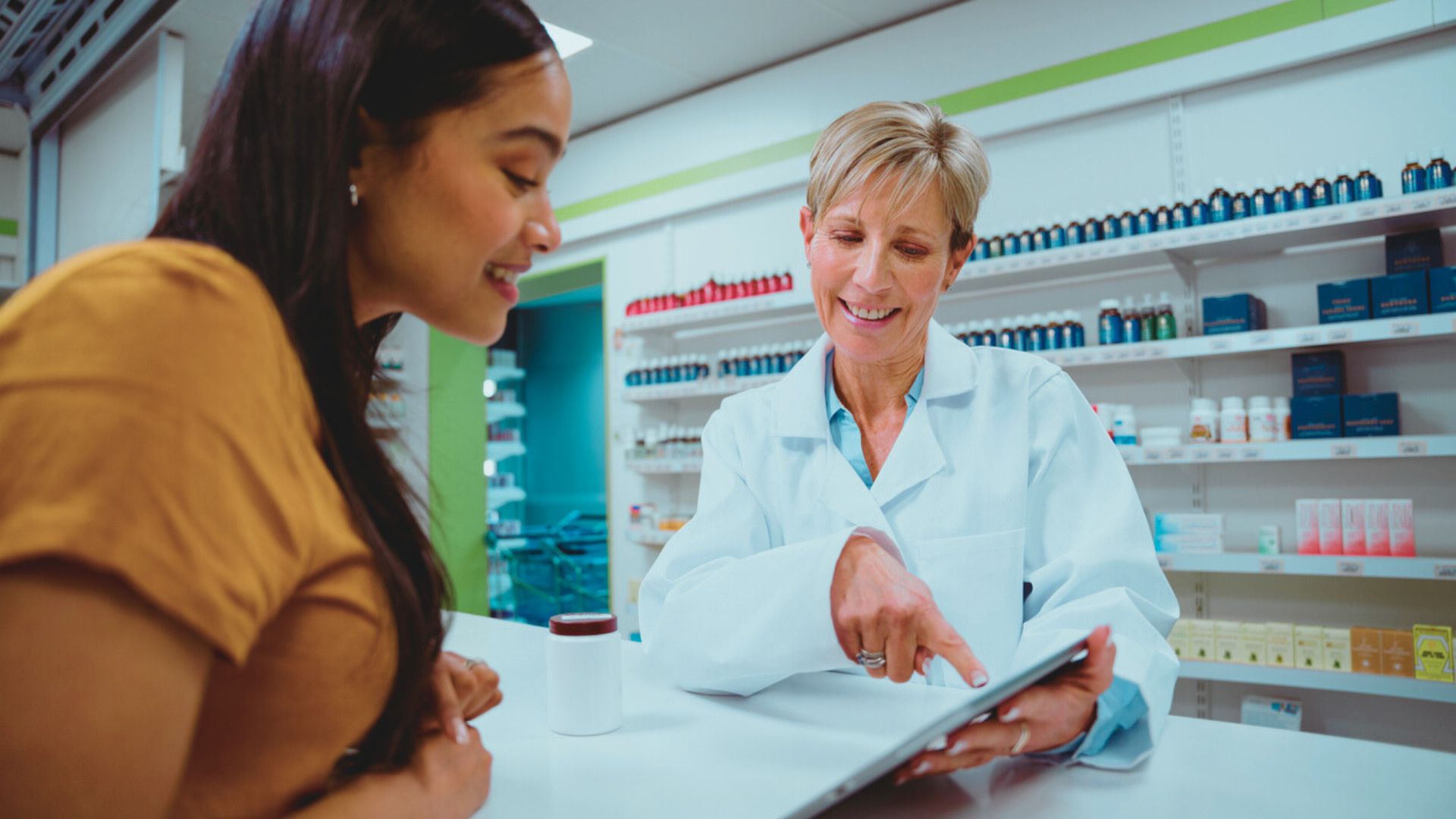 Mujer hablando con un farmacéutico sobre el uso de medicamentos