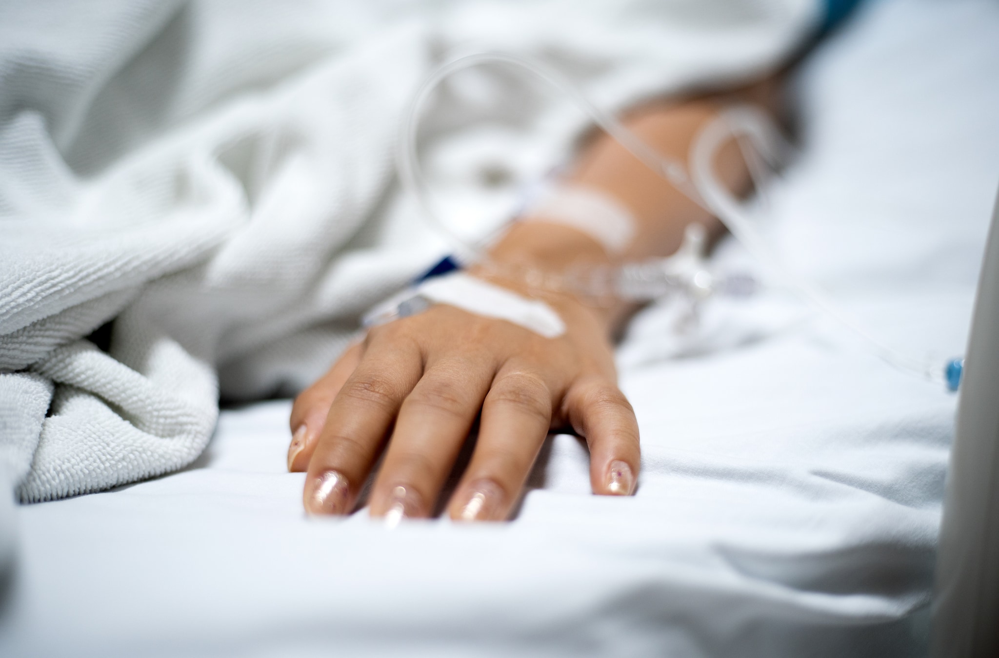 Paciente hospitalizada con goteo intravenoso