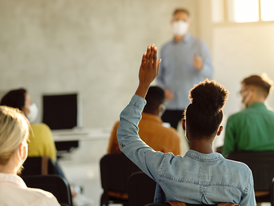 Multiple Variants of SARS-CoV-2 in a University Outbreak Following Spring Break — Chicago, Illinois, March–May 2021 The figure is a photo of college students in the classroom.