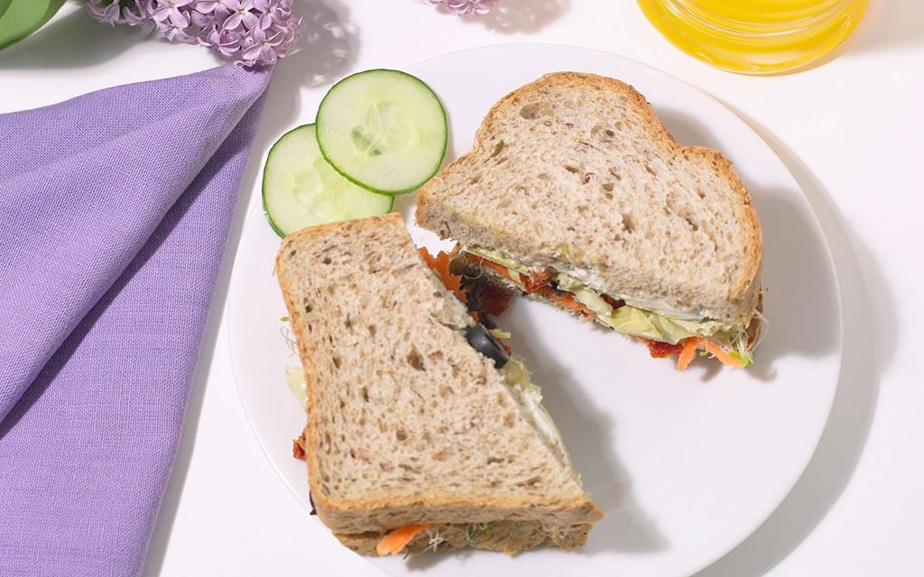 Sandwich with vegetables on a plate.