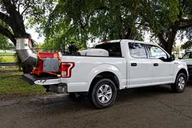 Camioneta para el control de mosquitos utilizada para rociar larvicidas, como el Bti