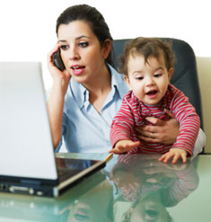 Mamá hablando por teléfono mientras sostiene a su bebé