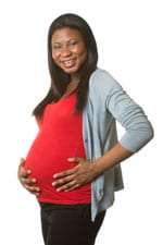 Mujer embarazada con blusa roja