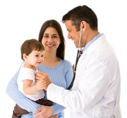 Mamá cargando a su bebé mientras el médico escucha los latidos de su corazón