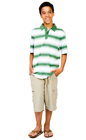 Adolescente en camisa rayada
