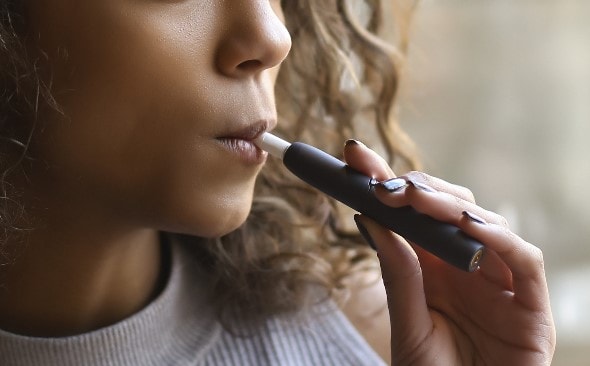 teen using an e-cigarette