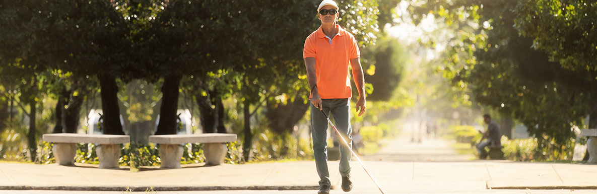 Blind Man Crossing The Street And Walking With Cane Hombre ciego que cruza la calle y que camina con caña