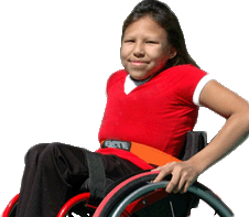 Una chica en una silla de ruedas