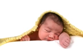 Bebé recién nacido bajo una manta