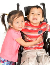 Un niño en silla de ruedas