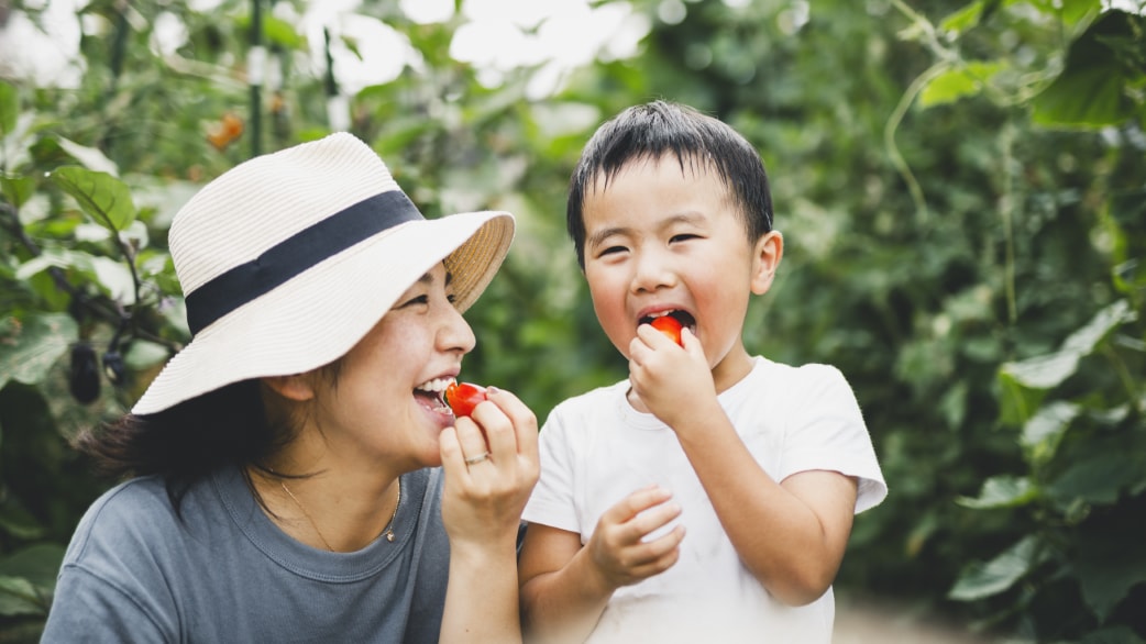 mom and child eating berries