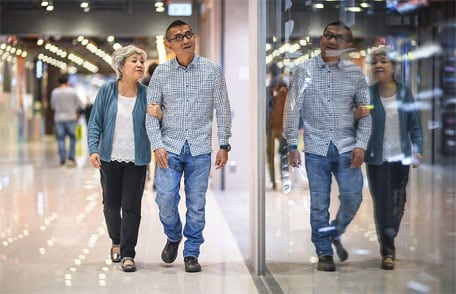Una pareja caminando por el centro comercial