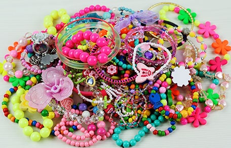 Un montón de coloridas joyas de plástico.