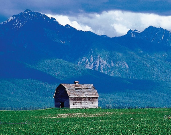 Image of a barn with mountains in the background