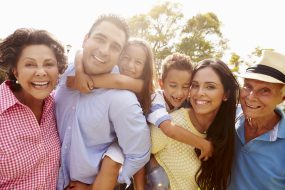 Imagen de una familia latina sonriendo.