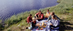 Personas en un pícnic junto a una laguna
