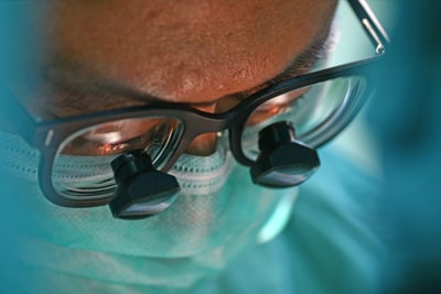 surgeon wearing surgical magnifying glasses