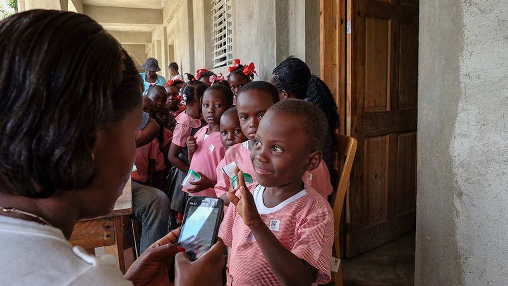 Children receiving parasite prevention at school