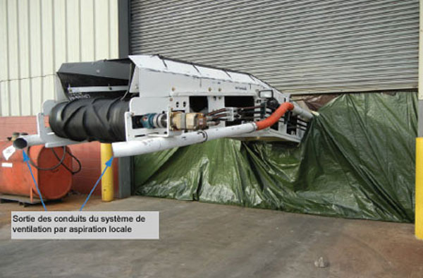 2015-105figA.jpg Positionnement du convoyeur secondaire au niveau de la porte basculante pour le test de laboratoire par gaz traceur