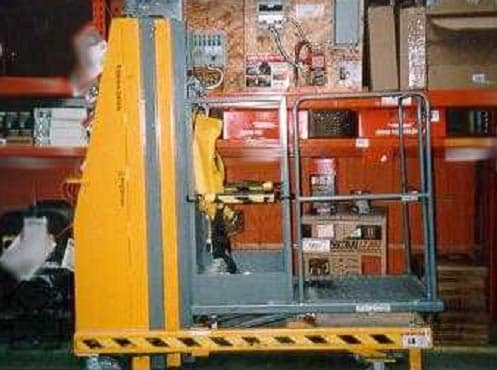 side view of the manual electric vertical  hydraulic lift