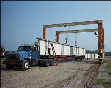 Photo 1: Manufacturer&rsquo;s photo of mobile gantry crane. Note arrow pointing to operators cab