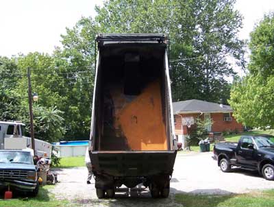 Photo 6: With truck bed raised, there was not room to inspect pneumatic line connections at the rear of dump truck. 