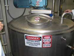 Fermentation tank, labels in English and Spanish