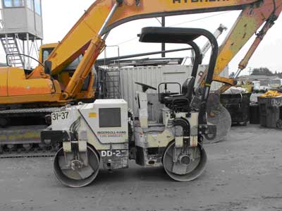 Exhibit 1. A picture of the articulating vibratory tandem-drum compactor roller involved in the incident.