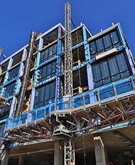 Typická konfigurace pracovní plošiny pro šplhání po stožárech