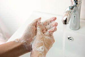 Mujer se lava las manos con agua y jabón