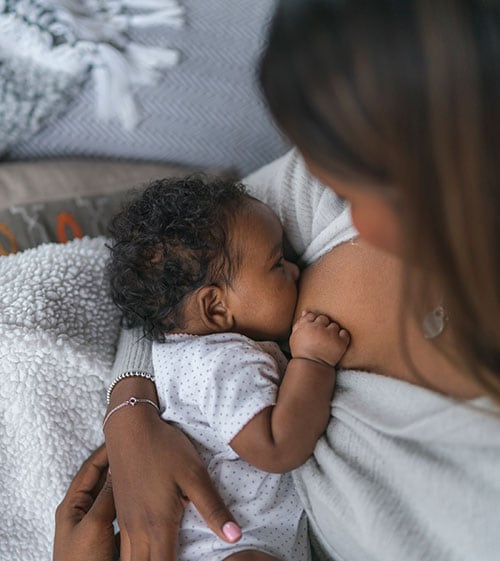 https://www.cdc.gov/nutrition/infantandtoddlernutrition/breastfeeding/images/how-often-to-breastfeed-500.jpg?_=06598