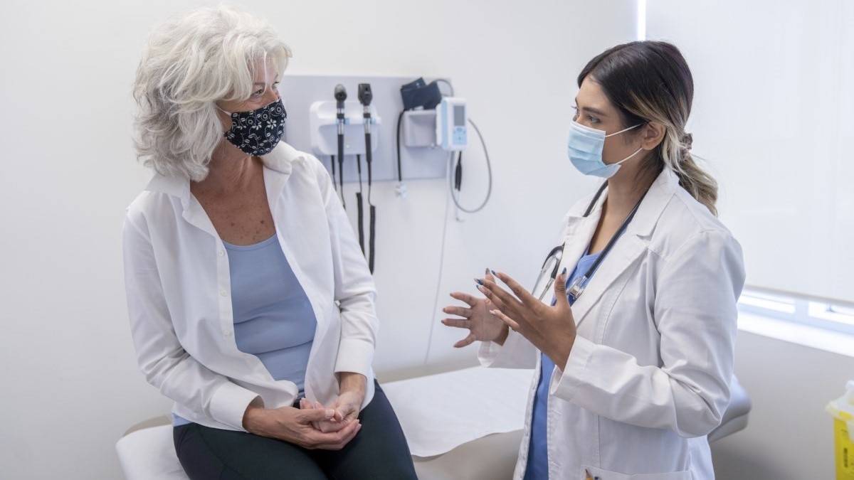 Foto de una mujer hablando con su médico