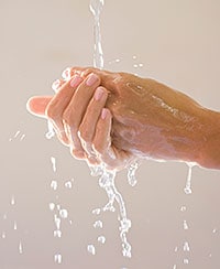 Lavado de manos con agua y jabón.