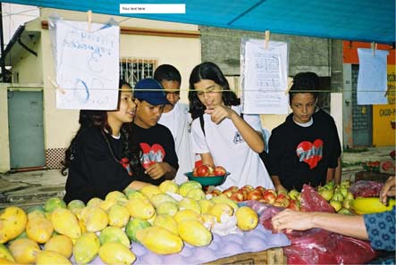 Foto de jovens na feira, examinando as frutas