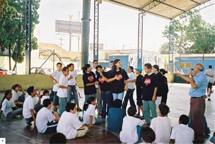 Foto de jovens participando de atividade de grupo