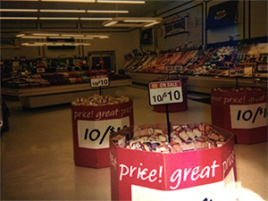 15_0062_t6.jpg Photo of a grocery store in which unhealthy foods being actively promoted in the foreground with produce not being promoted in the background