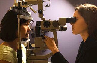 Photo os lady getting her eyes tested by a eye doctor