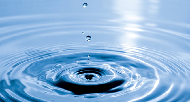 Phoro: Drop of liquid falling into water