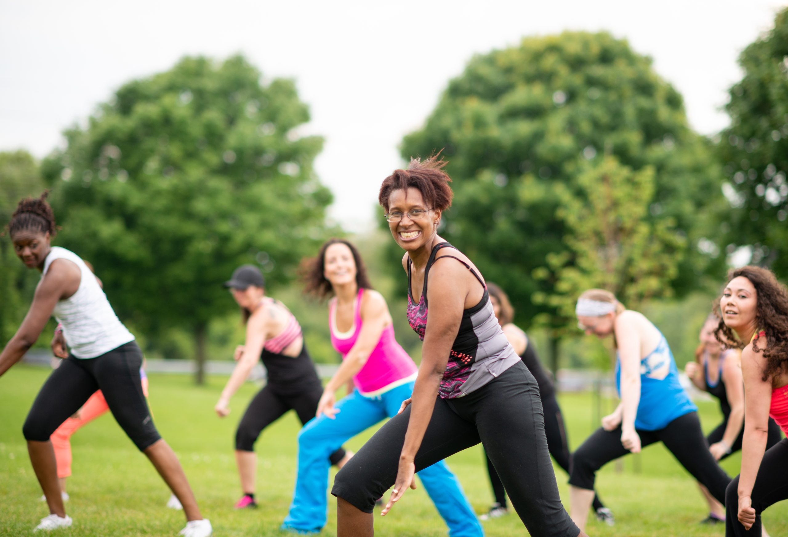 Mujeres haciendo ejercicio en un parque