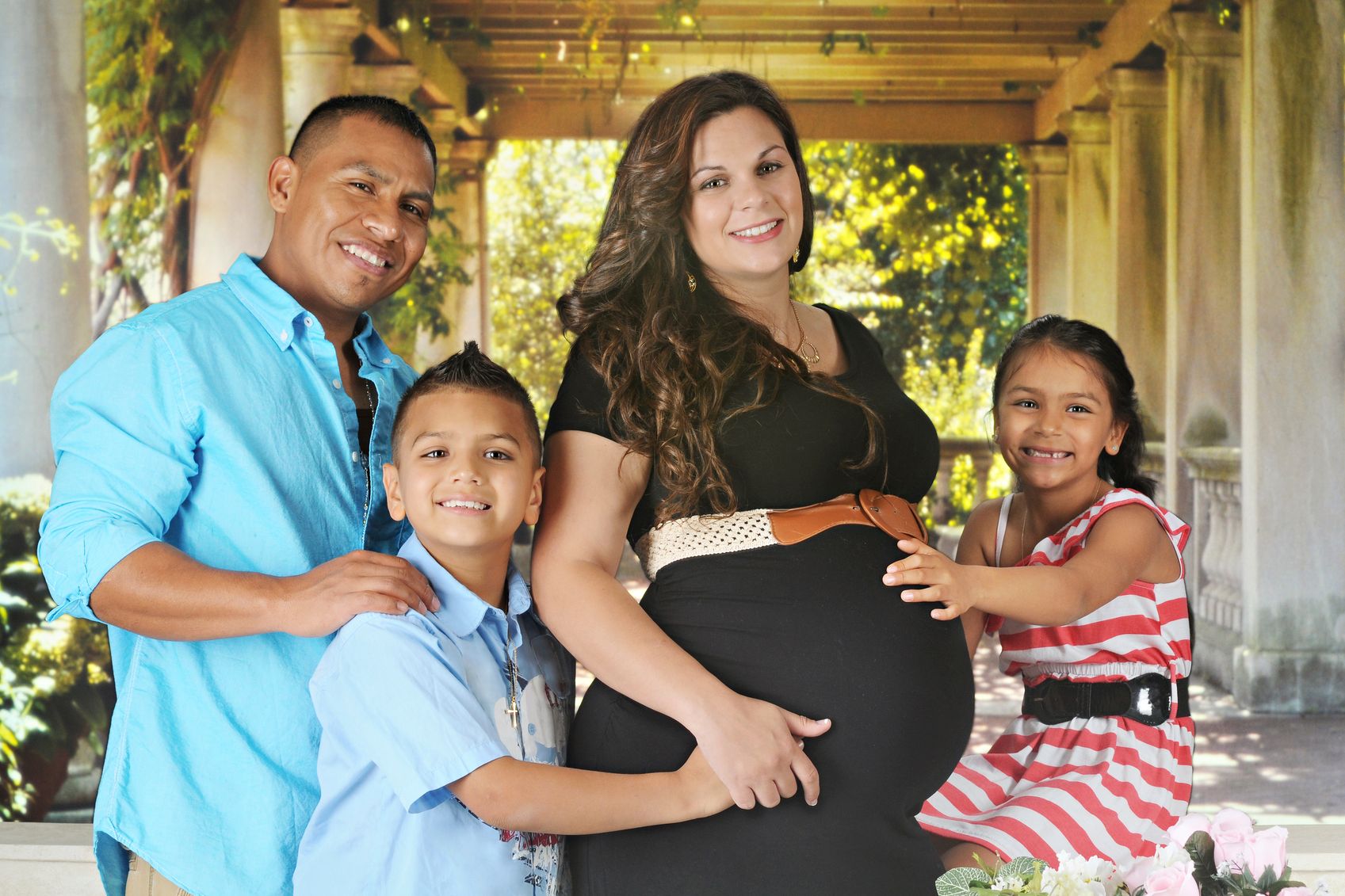 Familia hispana con una madre embarazada