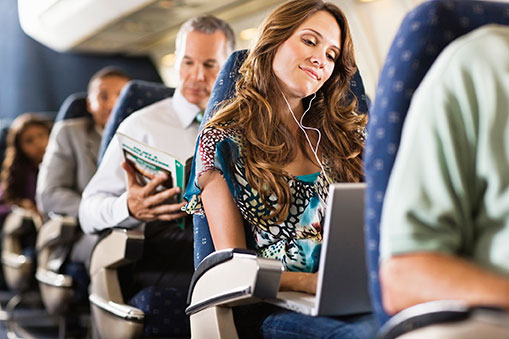 Mujer usando la computadora en el avión