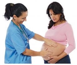 Foto: doctora examinando a una mujer embarazada