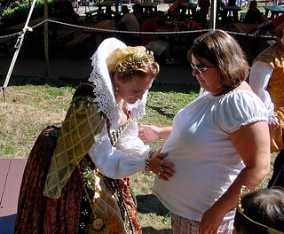 Una mujer embarazada en un festival.