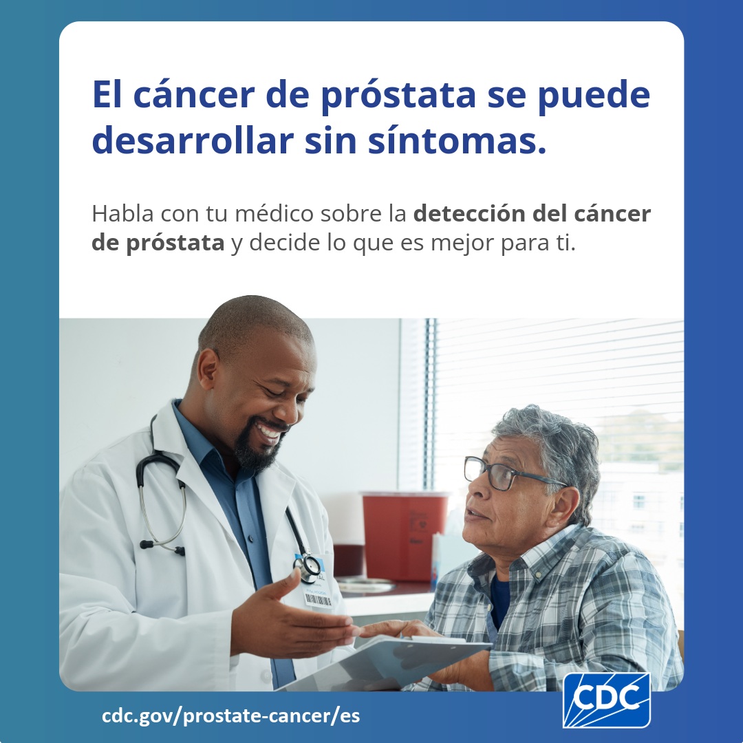 Un doctor muestra información en una tableta a un paciente sentado durante una consulta. El texto dice: El cáncer de próstata se puede desarrollar sin síntomas. Habla con tu médico sobre la detección del cáncer de próstata y decide lo que es mejor para ti.