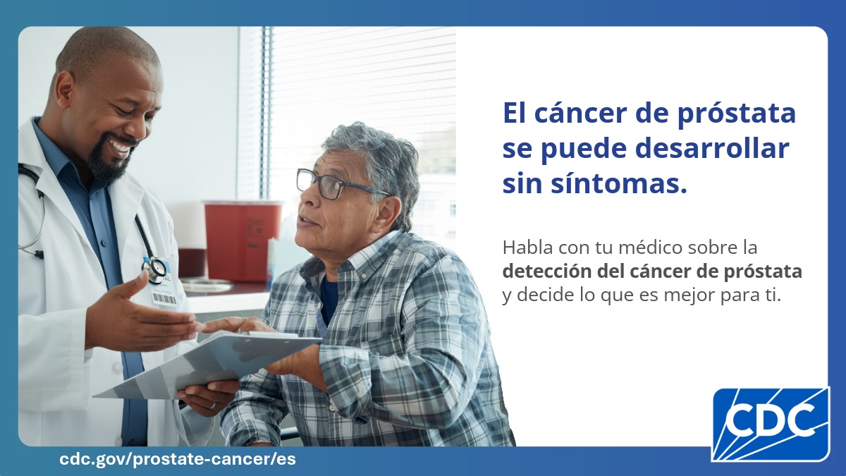 Un doctor muestra información en una tableta a un paciente sentado durante una consulta. El texto dice: El cáncer de próstata se puede desarrollar sin síntomas. Habla con tu médico sobre la detección del cáncer de próstata y decide lo que es mejor para ti.
