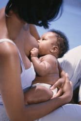 Imagen de una madre amamantando a su bebé