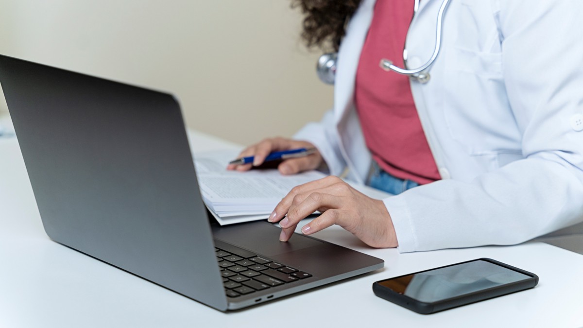 Female healthcare provider taking a virtual continuing education course.